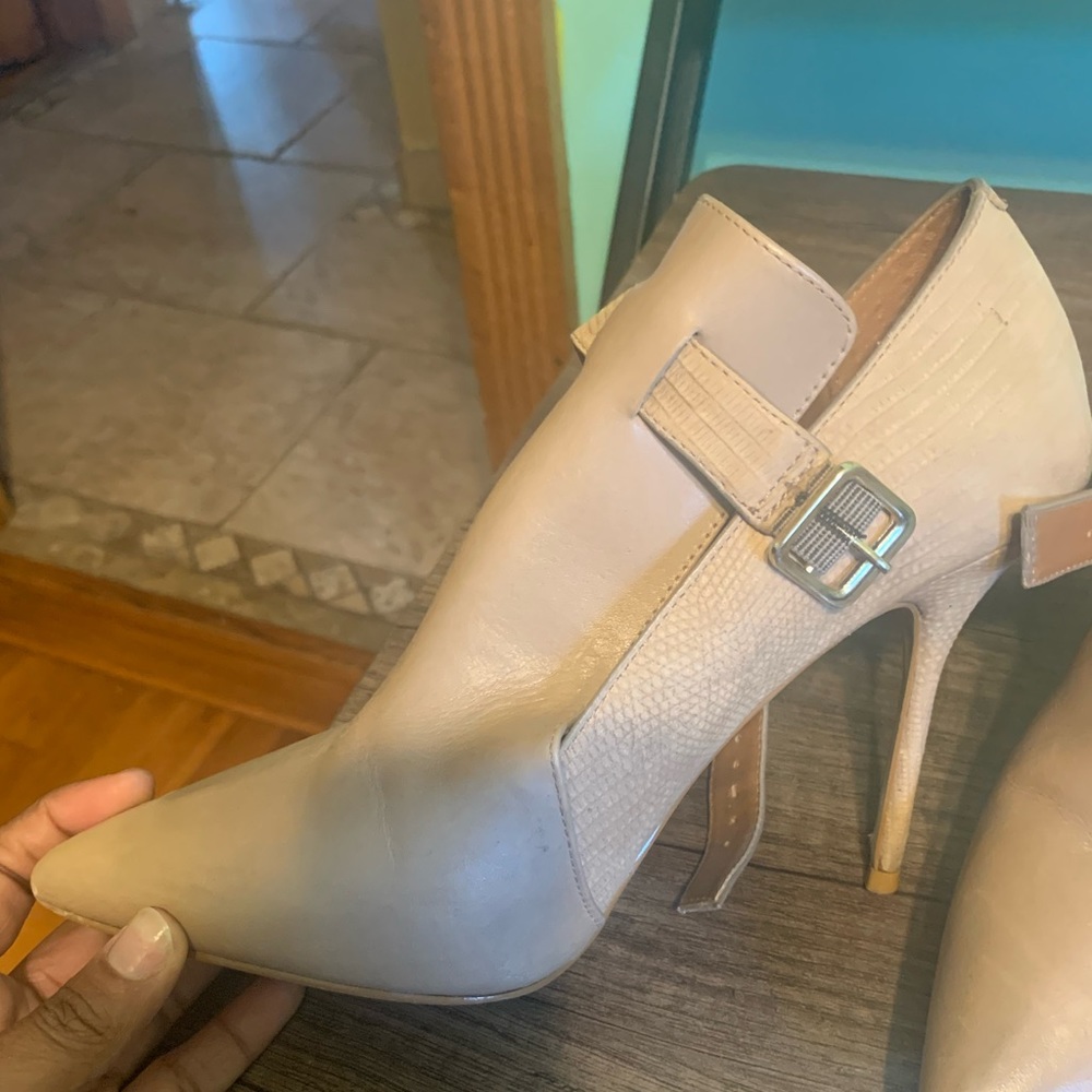 Pointed toe heels